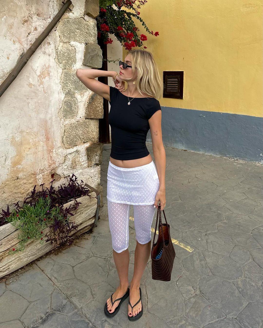 Capri 2025 không chỉ đơn thuần là xu hướng, mà còn phản ánh lối sống đề cao sự thoải mái, thanh lịch và tối giản của thế hệ trẻ.