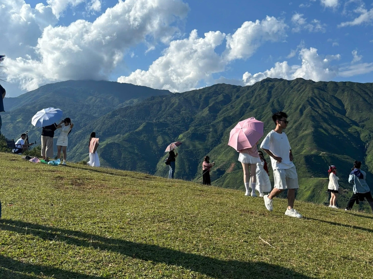 Thảo nguyên rực nắng, nàng thơ đội ô check-in