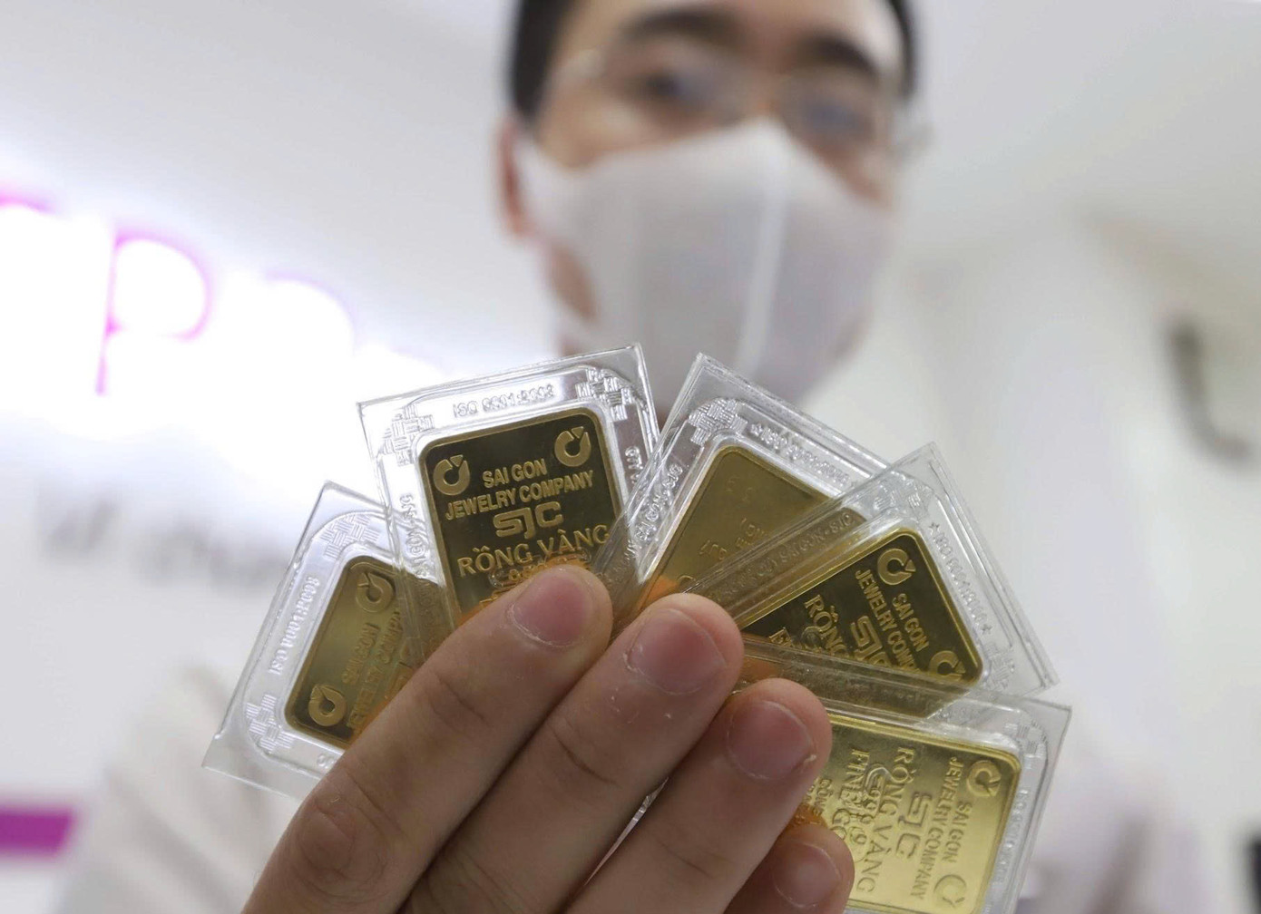  Giá vàng “chợ mạng” vượt 133 triệu đồng/lượng, cao hơn niêm yết doanh nghiệp