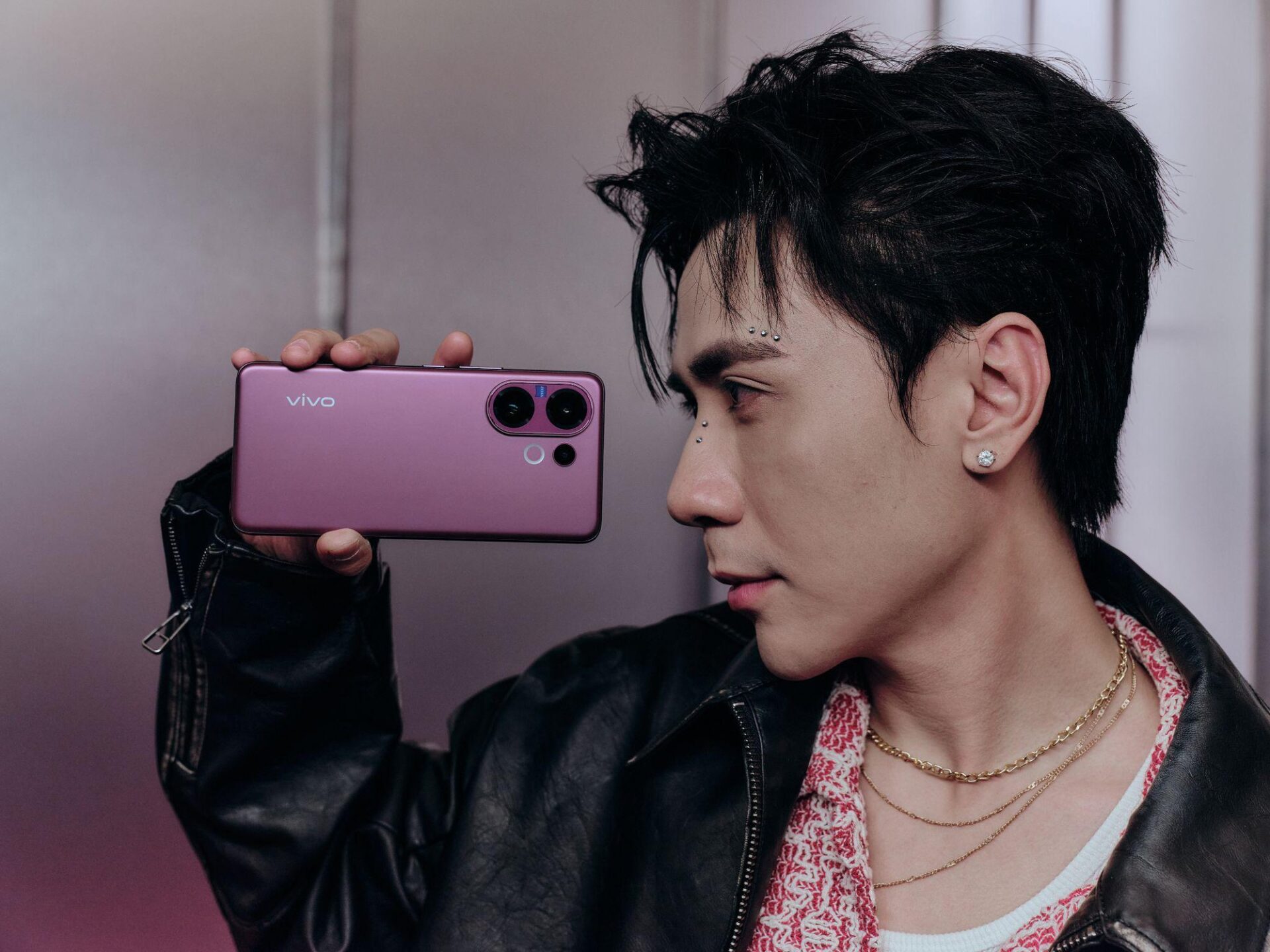 Quang Hùng MasterD không chỉ kể một câu chuyện tình yêu nhiều tầng cảm xúc, mà còn mở ra một không gian khám phá, nơi chiếc smartphone vivo V60 Midnight Berry hiện diện như một nhân vật đặc biệt.