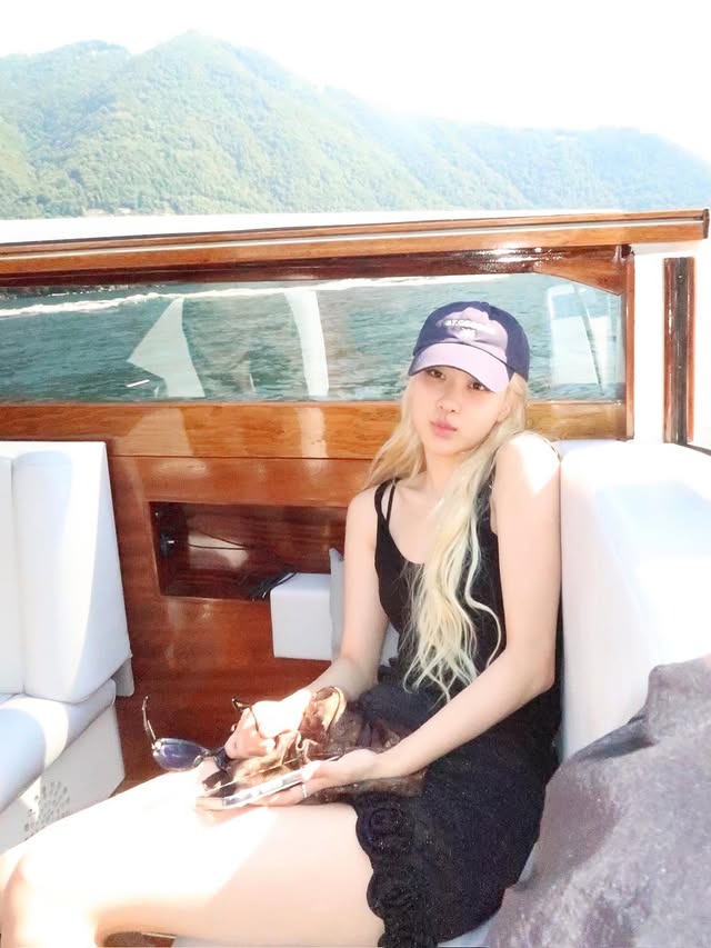  Rosé BLACKPINK “ghiền” chiếc mũ 400.000 đồng, diện đi diện lại còn hot hơn đồ hiệu