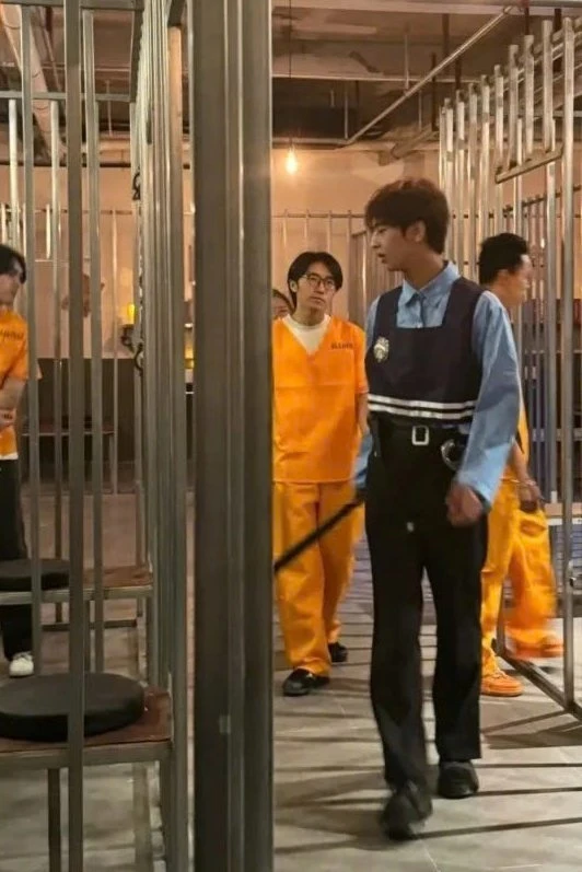 Những quán bar mô phỏng trại giam với buồng giam, phòng thẩm vấn và đồng phục phạm nhân đang nở rộ ở nhiều thành phố Trung Quốc.