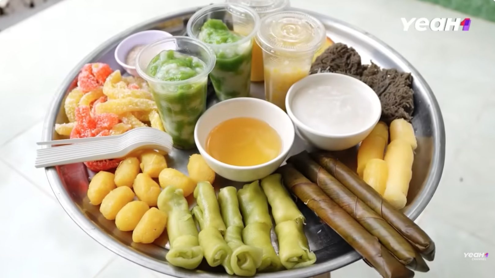 Đây là món ăn được làm từ bột gạo trộn cùng lá mơ rừng giã nhuyễn, tạo nên sắc xanh đặc trưng cùng hương vị nồng, hơi hăng.