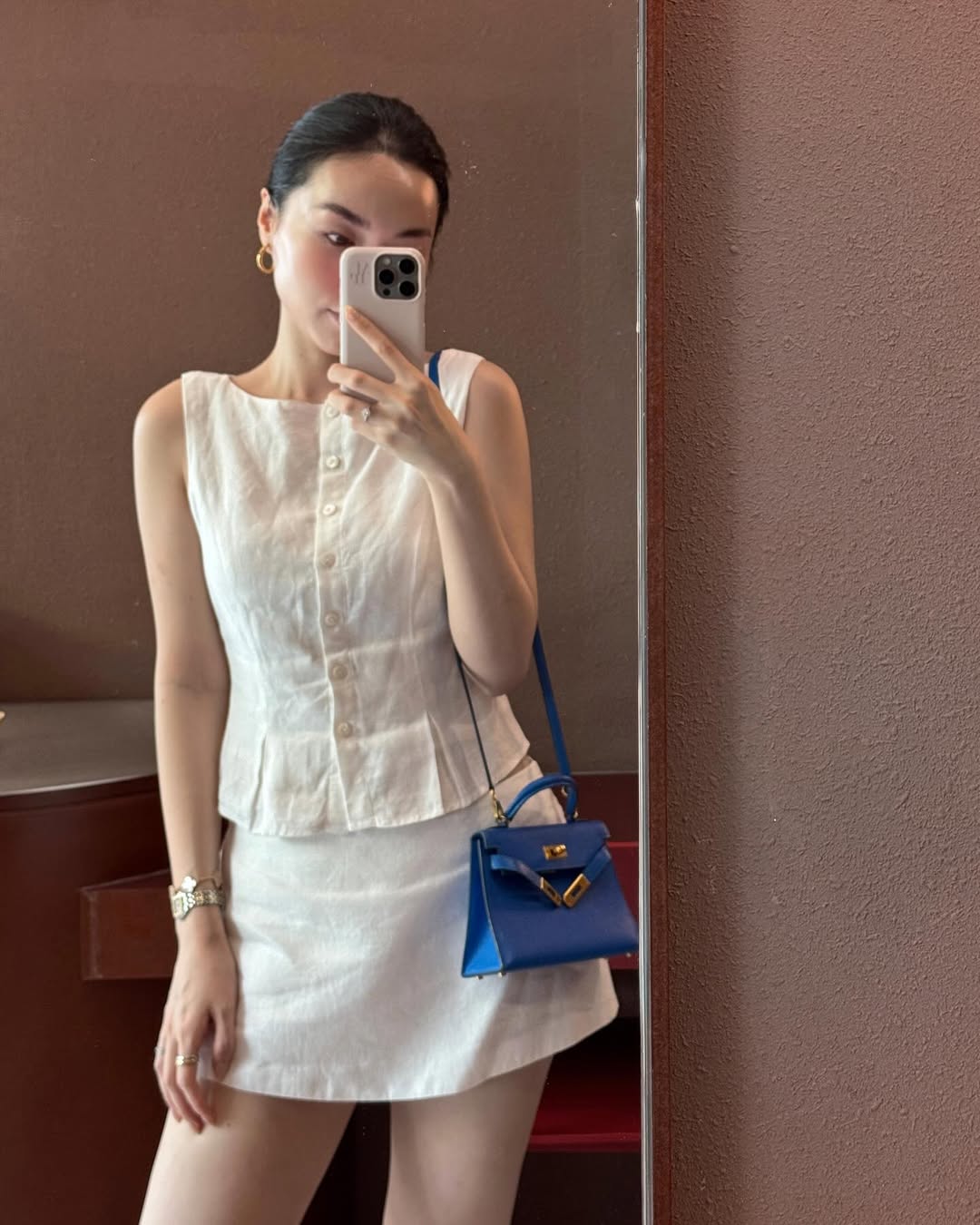 Chất liệu đũi, lụa nhẹ mang lại cảm giác “mặc như không”, lý tưởng cho cả đi làm lẫn đi chơi.