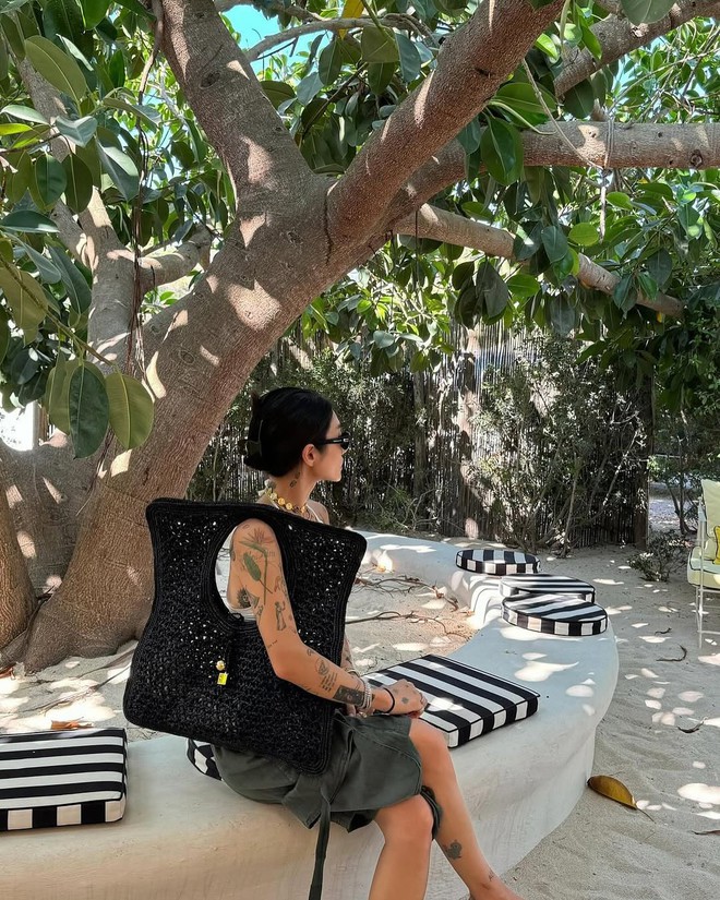 Chất liệu độc đáo như da bóng hay canvas họa tiết là tổng thể bỗng trở nên hút mắt và cá tính hơn hẳn.