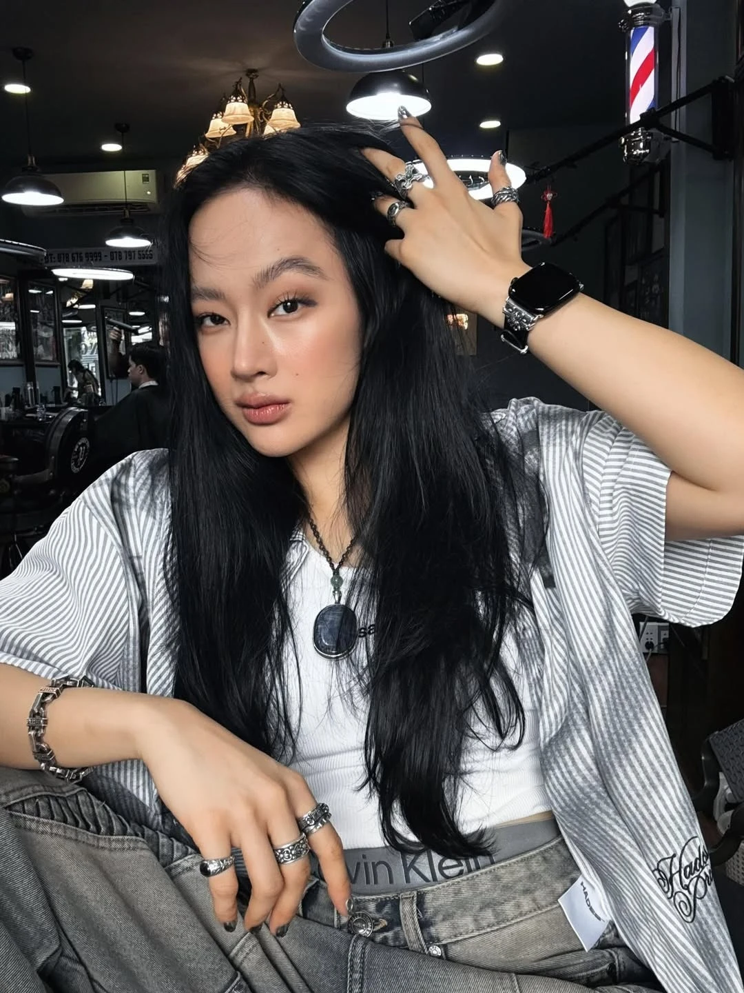 Cô hạ tông, gằn giọng, tự xưng “anh” và gọi người xem là “em”.