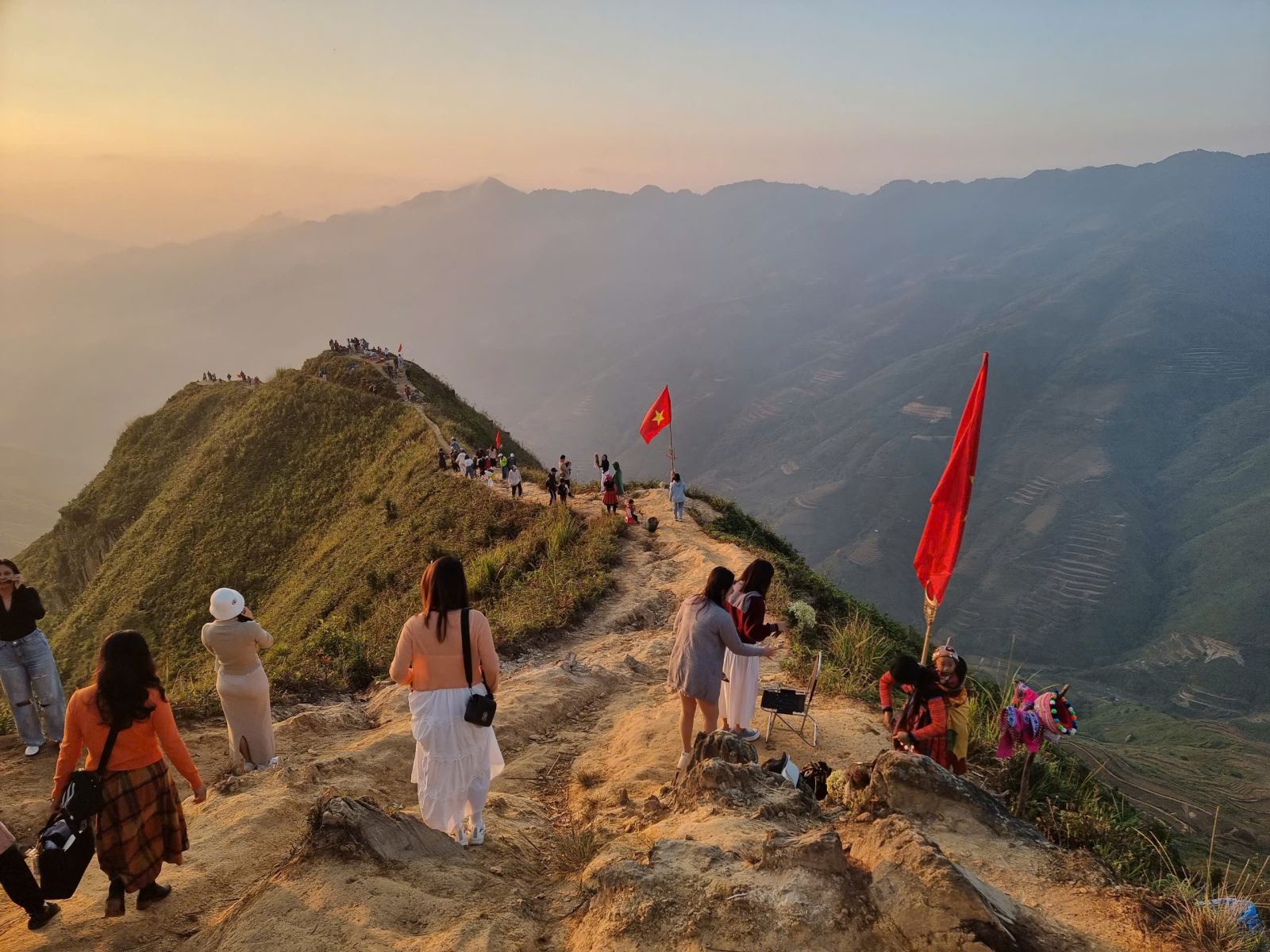 Thảo nguyên Tà Xùa (Sơn La) vẫn đón hàng trăm lượt khách trẻ tìm đến mỗi ngày để săn ảnh, trải nghiệm và tận hưởng một “thiên đường mùa hè” đầy mê hoặc. 