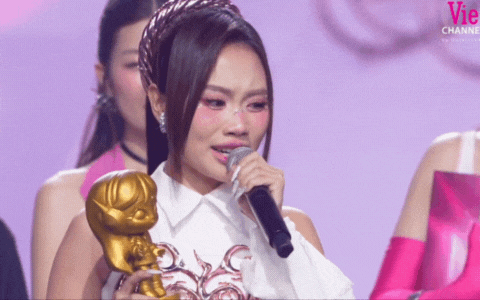 Phương Mỹ Chi bật khóc khi đăng quang Quán quân Em Xinh Say Hi