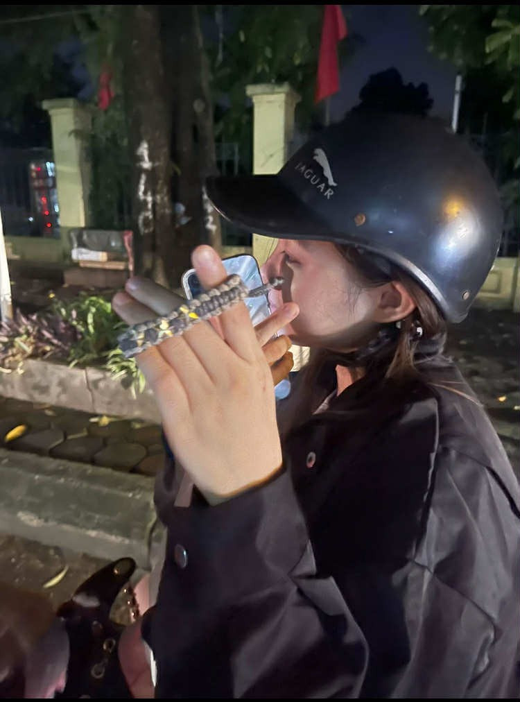  Chiến sĩ A80 khiến netizen “tan chảy”: Đan vòng tay, viết thư, tặng kẹo ngọt cho giới trẻ đi xem diễu binh