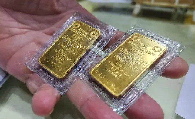 Trong bối cảnh nguồn cung hạn chế, thị trường vàng phi chính thức trở nên nhộn nhịp, song cũng tiềm ẩn không ít rủi ro.