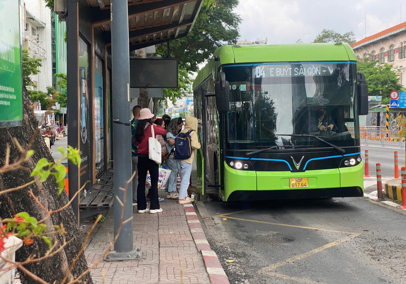 Xe buýt điện hoạt động tại trung tâm TPHCM. Ảnh: Hữu Huy