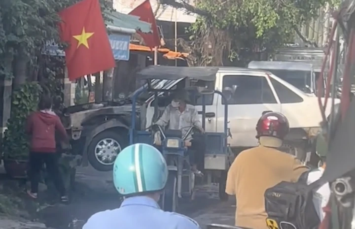  Xe ba gác chở ôtô cũ gây ùn tắc tại TP.HCM, tài xế bị phạt 10 triệu đồng