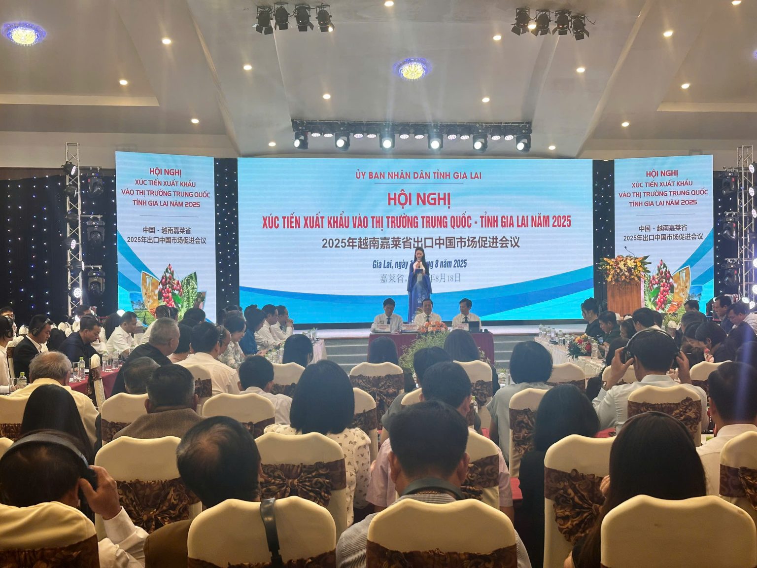 Toàn cảnh hội nghị.