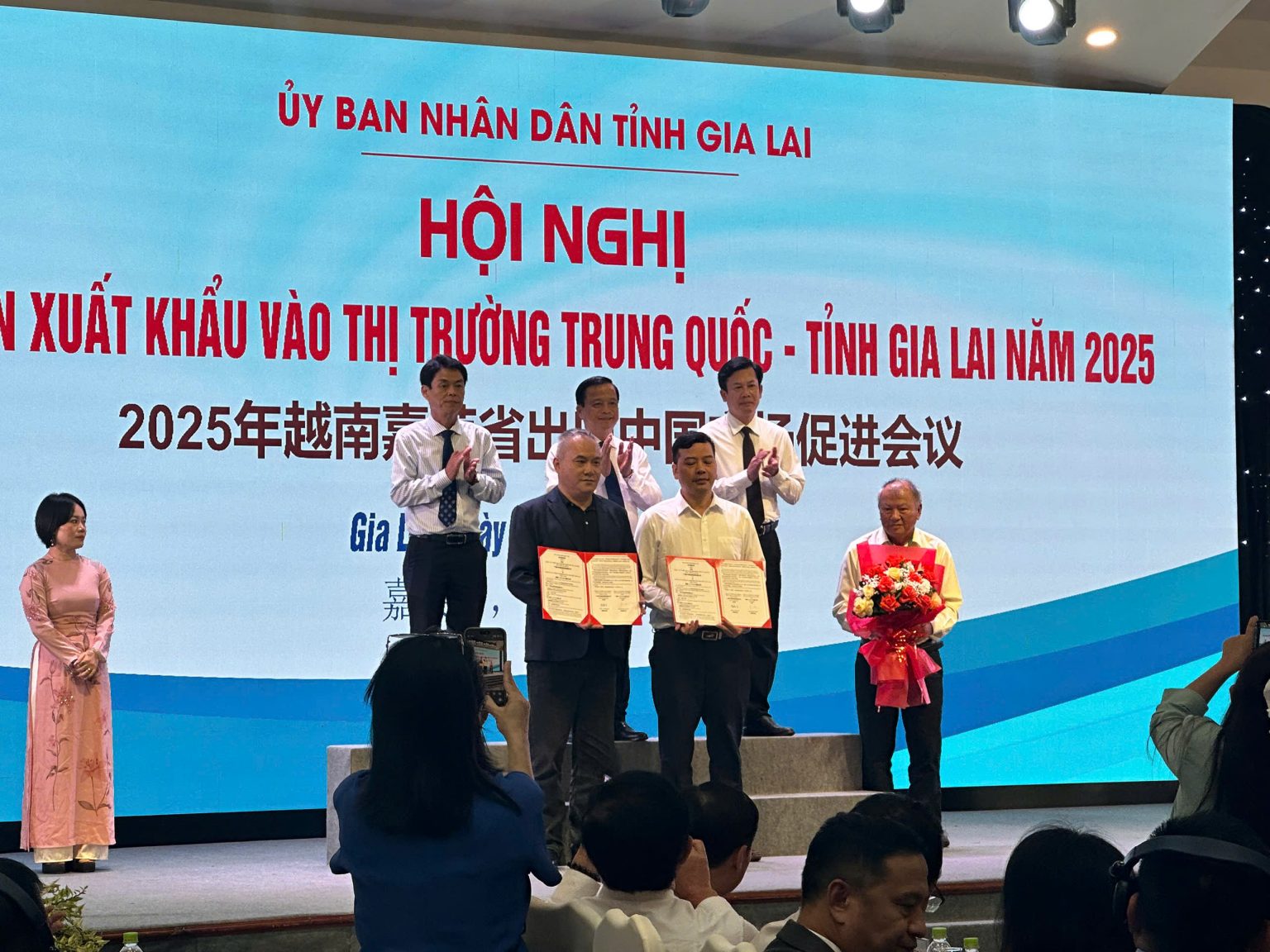 Đại diện doanh nghiệp hai nước trao biên bản ghi nhớ hợp tác tại hội nghị.
