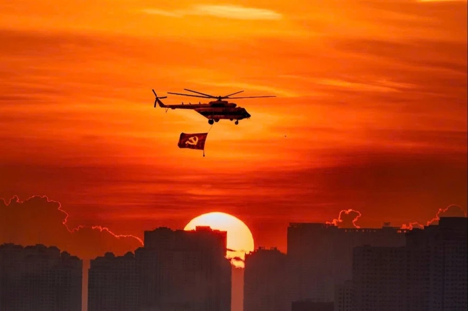  Thực hư bức ảnh trực thăng kéo cờ ‘tuyệt đối điện ảnh’ viral khắp MXH