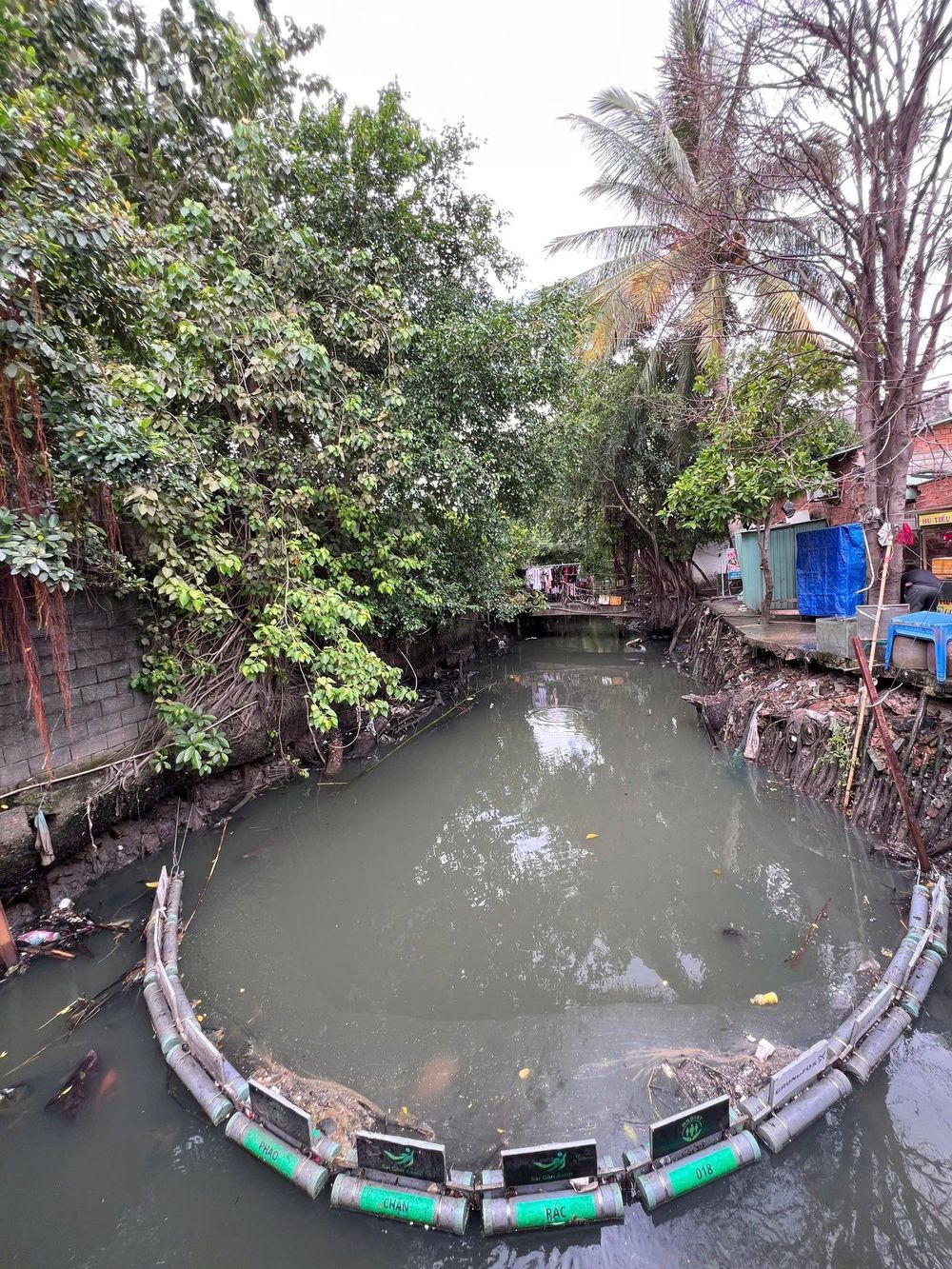 lắp phao chắn rác miễn phí giúp hồi sinh kênh rạch ô nhiễm ở TP.HCM.