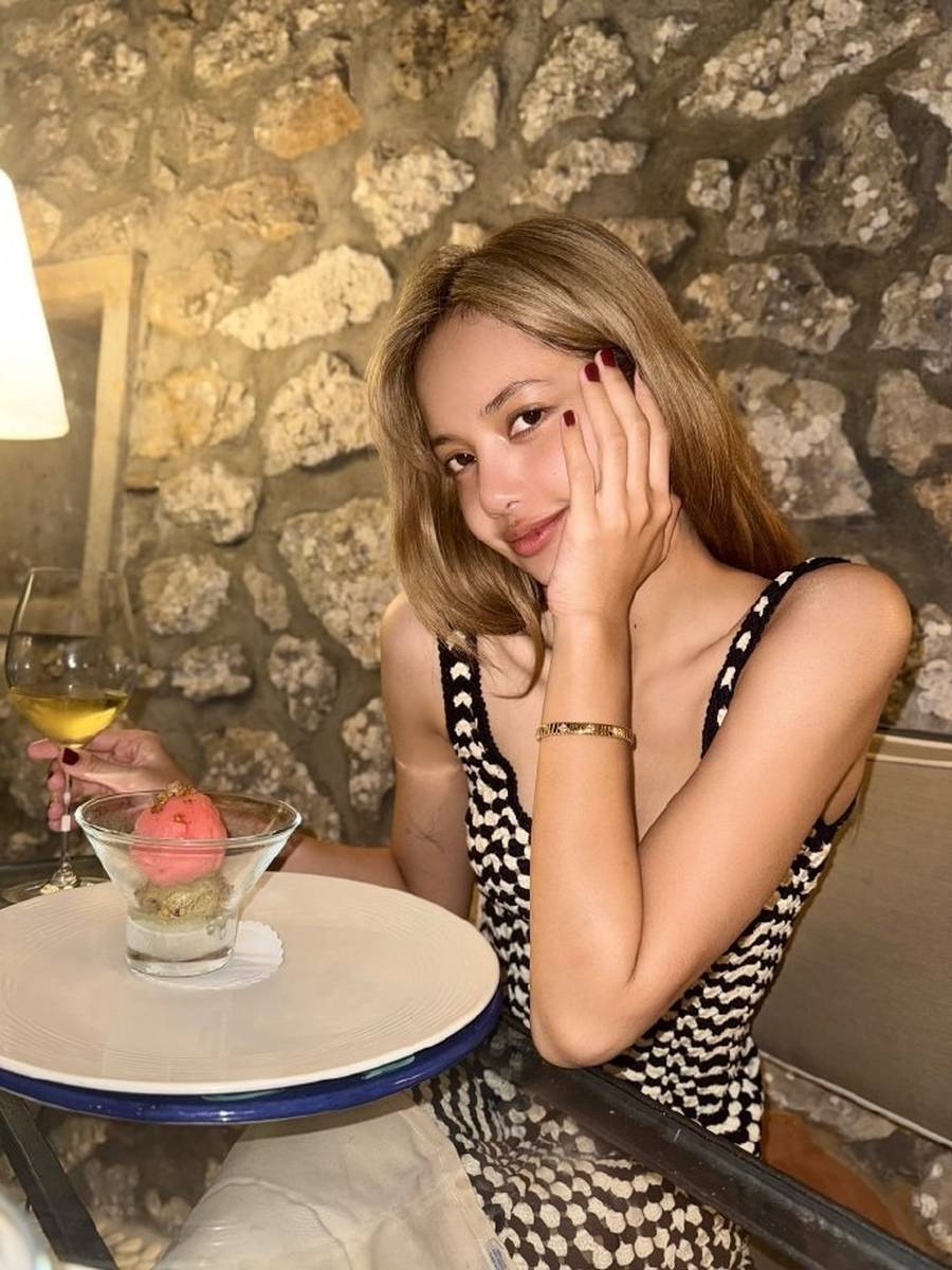  Lisa diện đồ đơn giản vẫn đẹp “ná thở”, fan kêu: “Ai chịu nổi nhan sắc này đây?”