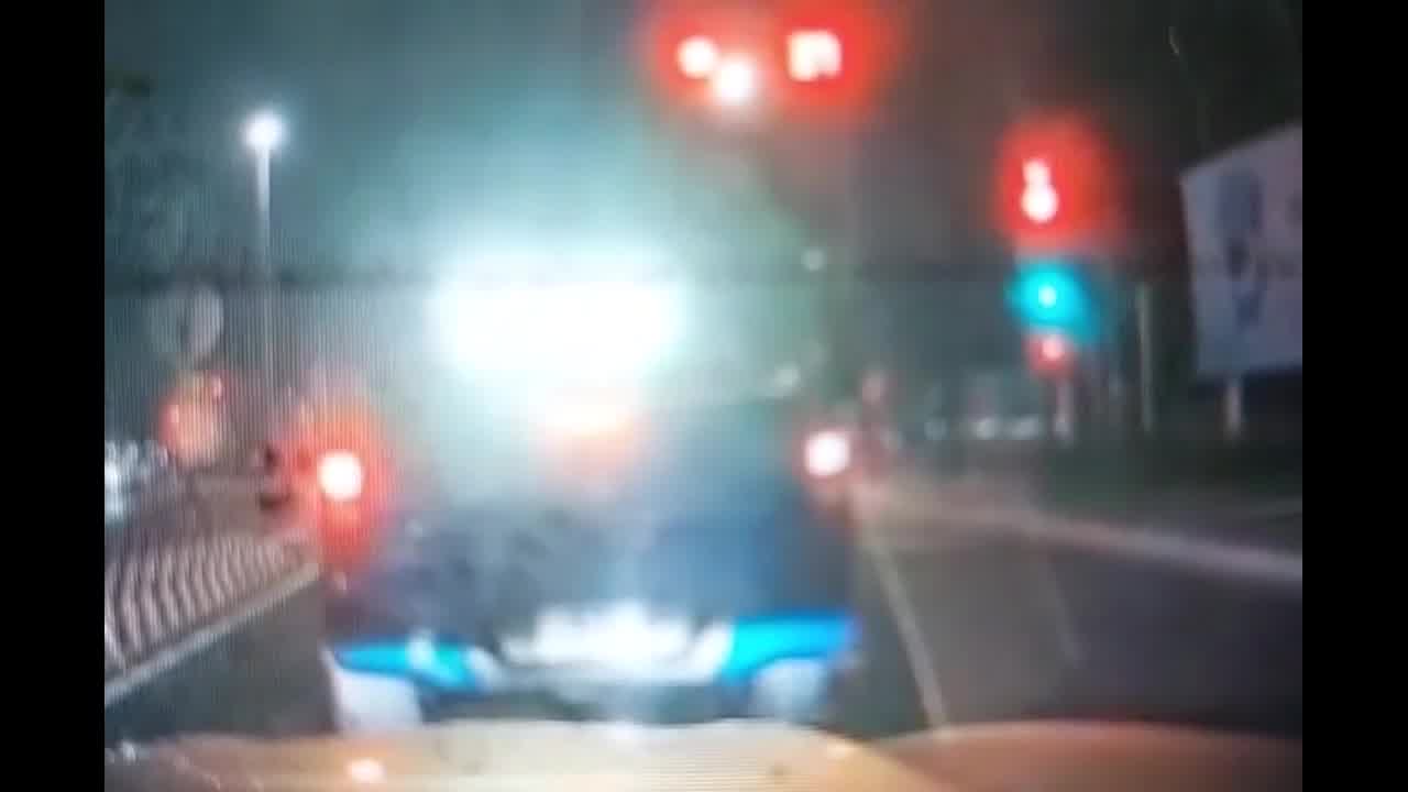  Công an TP.HCM xác minh vụ xe bán tải nháy đèn pha, vượt đèn đỏ giữa trung tâm thành phố