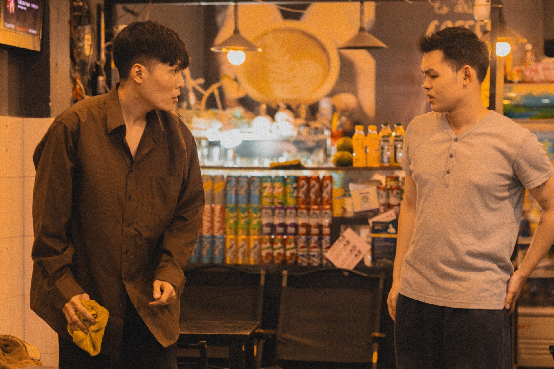 vướng vào loạt tranh cãi liên quan đến chất lượng kịch bản và phát ngôn của diễn viên chính.