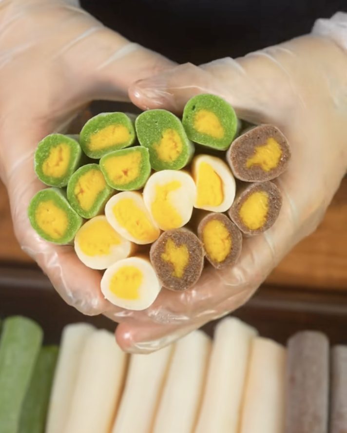 Trong những ngày cận rằm tháng Tám, hình ảnh và video hướng dẫn làm bánh trung thu lòng se điếu liên tục xuất hiện trên các nền tảng trực tuyến.