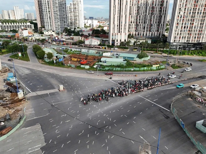 Hiện tượng này khiến lưu thông hỗn loạn, ùn tắc kéo dài và gây ra không ít lo ngại về an toàn giao thông.