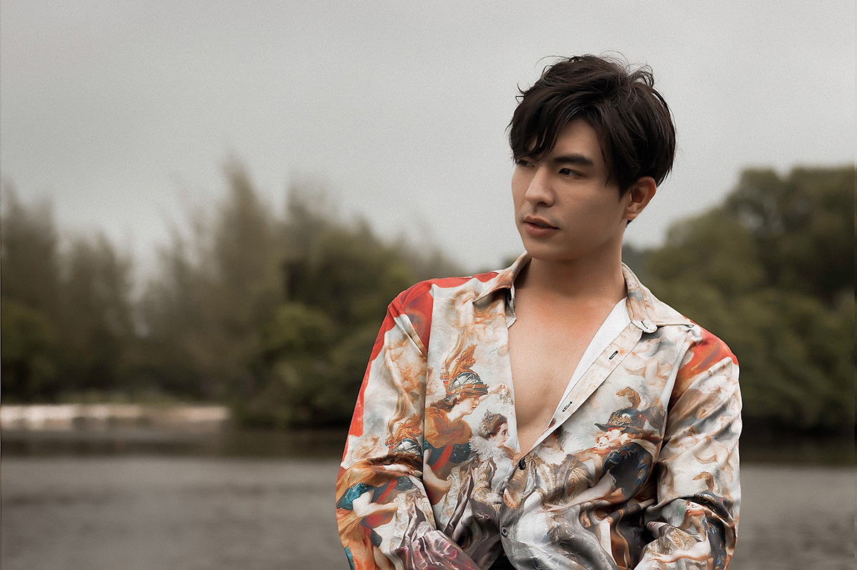 tính cách ngoài đời cực kỳ hài hước, trái ngược hoàn toàn hình ảnh “nam thần phản diện” trên màn ảnh.