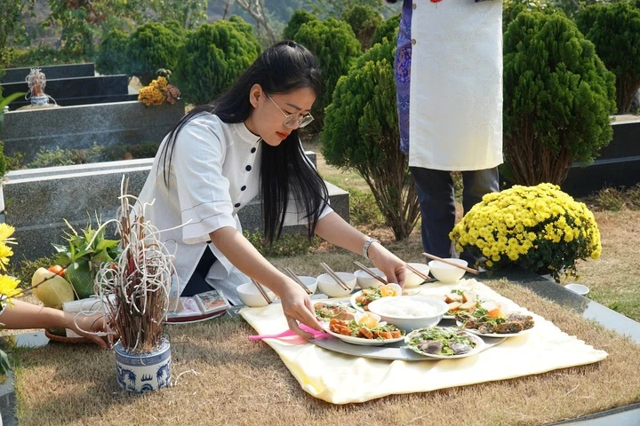 nhiều gia đình chọn dịch vụ cúng giỗ online thay cho việc trực tiếp ra mộ phần.