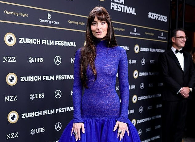  Váy ren xuyên thấu của Dakota Johnson tại Zurich gây tranh cãi
