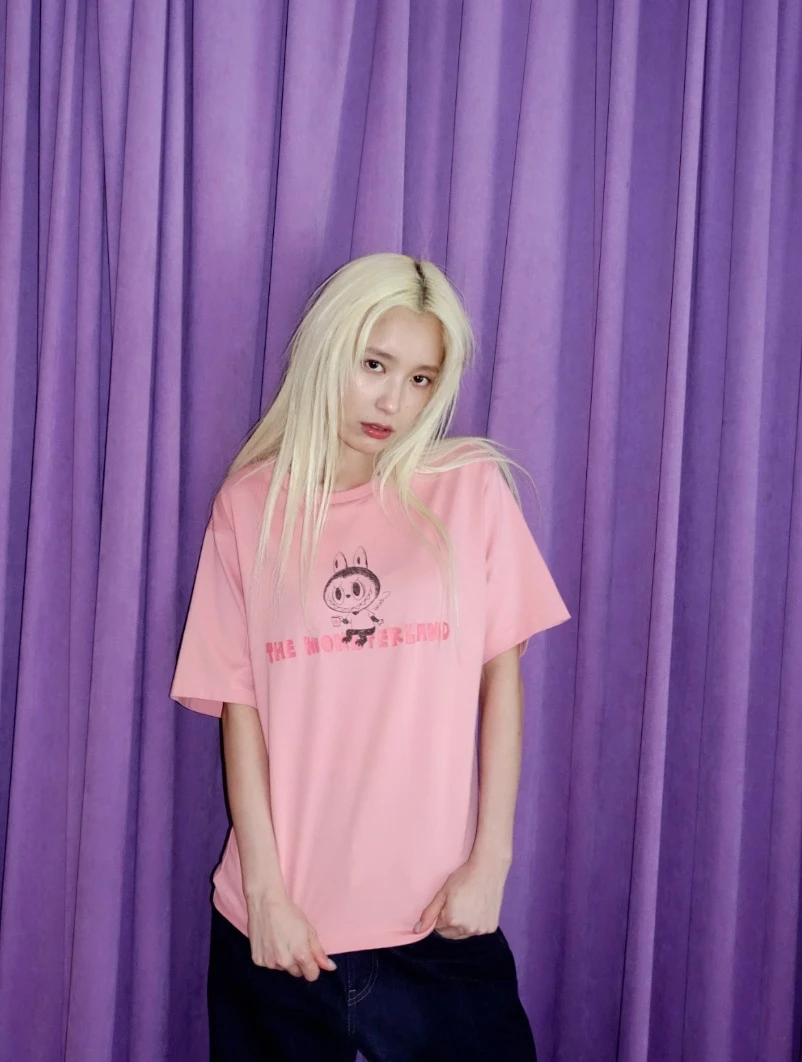 mở ra một cuộc “đổ bộ” đầy màu sắc vào thế giới thời trang đường phố.