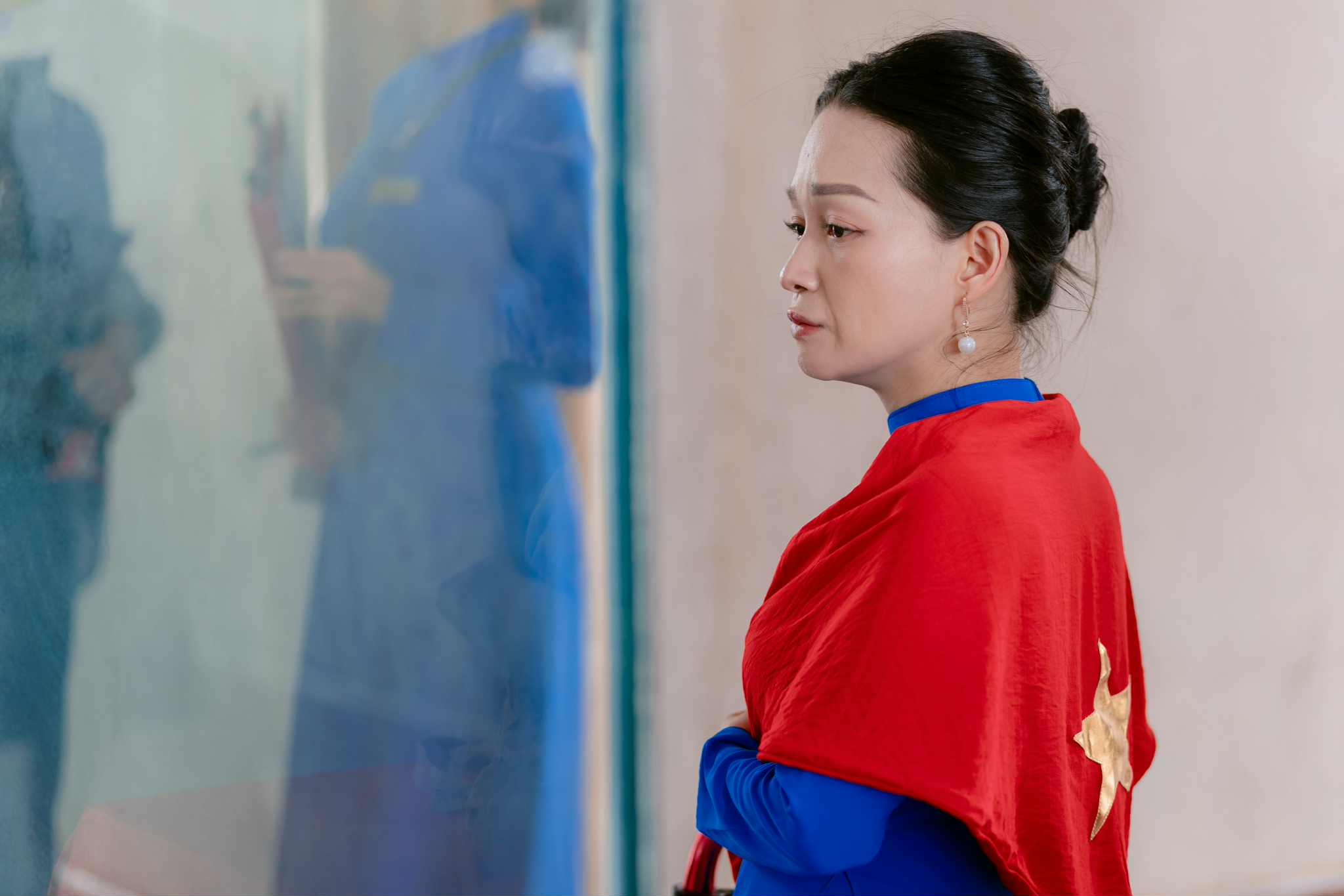 Thông qua bộ ảnh và MV, nữ nhà văn mong muốn truyền đi thông điệp: “Hòa bình không chỉ là sự yên bình trên đất nước, mà còn là sự xoa dịu những thương tổn trong tâm hồn con người.”