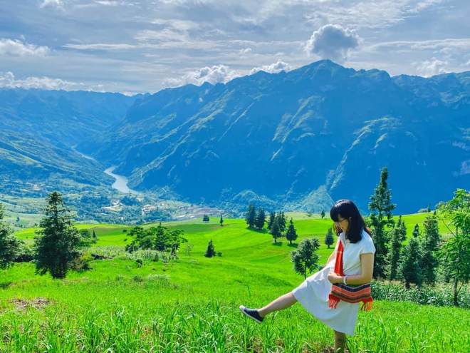  Suôi Thầu Hà Giang: Thảo nguyên xanh mướt chinh phục giới trẻ mê du lịch