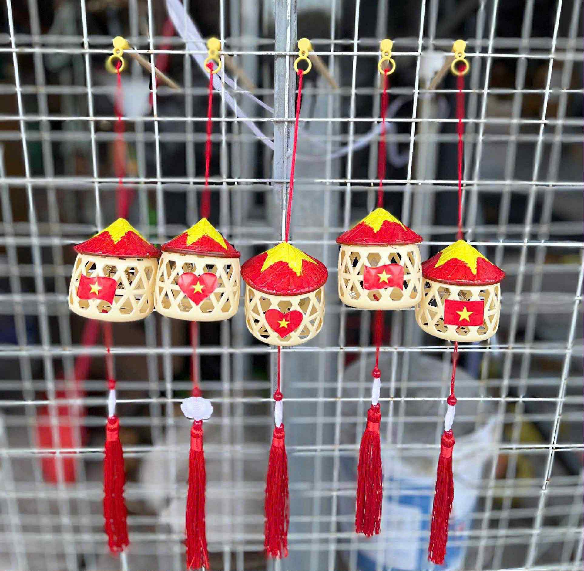 , chiếc lồng đèn mini đội nón lá đang được Gen Z xem như biểu tượng gắn kết văn hóa