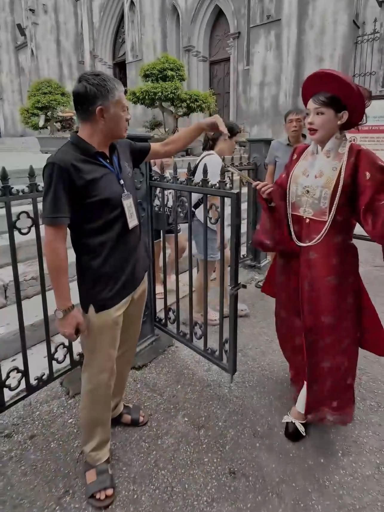 một số người tiếp cận và không đồng ý để buổi chụp tiếp tục, yêu cầu cô rời khu vực.