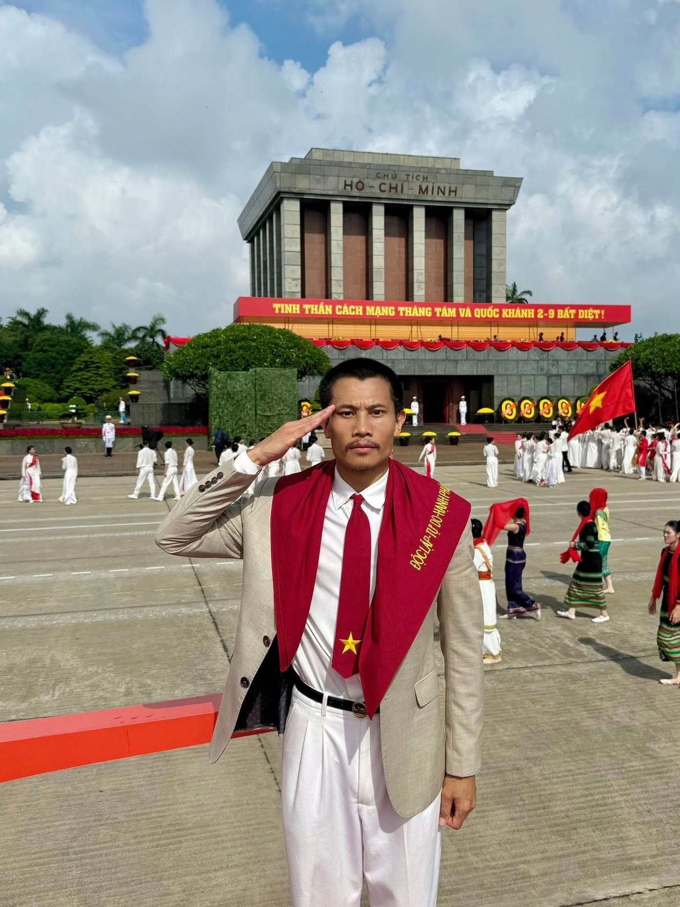 Chấp nhận hy sinh ngoại hình, thay đổi giọng nói và thậm chí mang hình ảnh nhân vật ra ngoài đời thường.