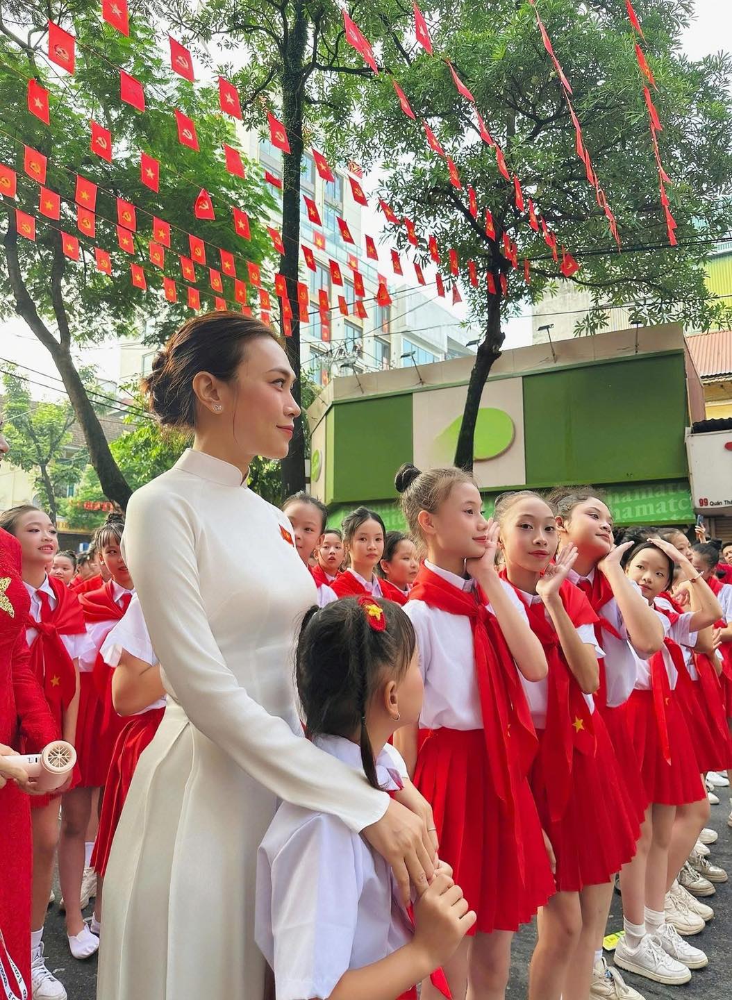 Với Thủy Tiên, việc được cất tiếng hát trong một ngày lịch sử cùng thần tượng Mỹ Tâm chắc chắn sẽ là dấu ấn đặc biệt trong ký ức tuổi thơ.