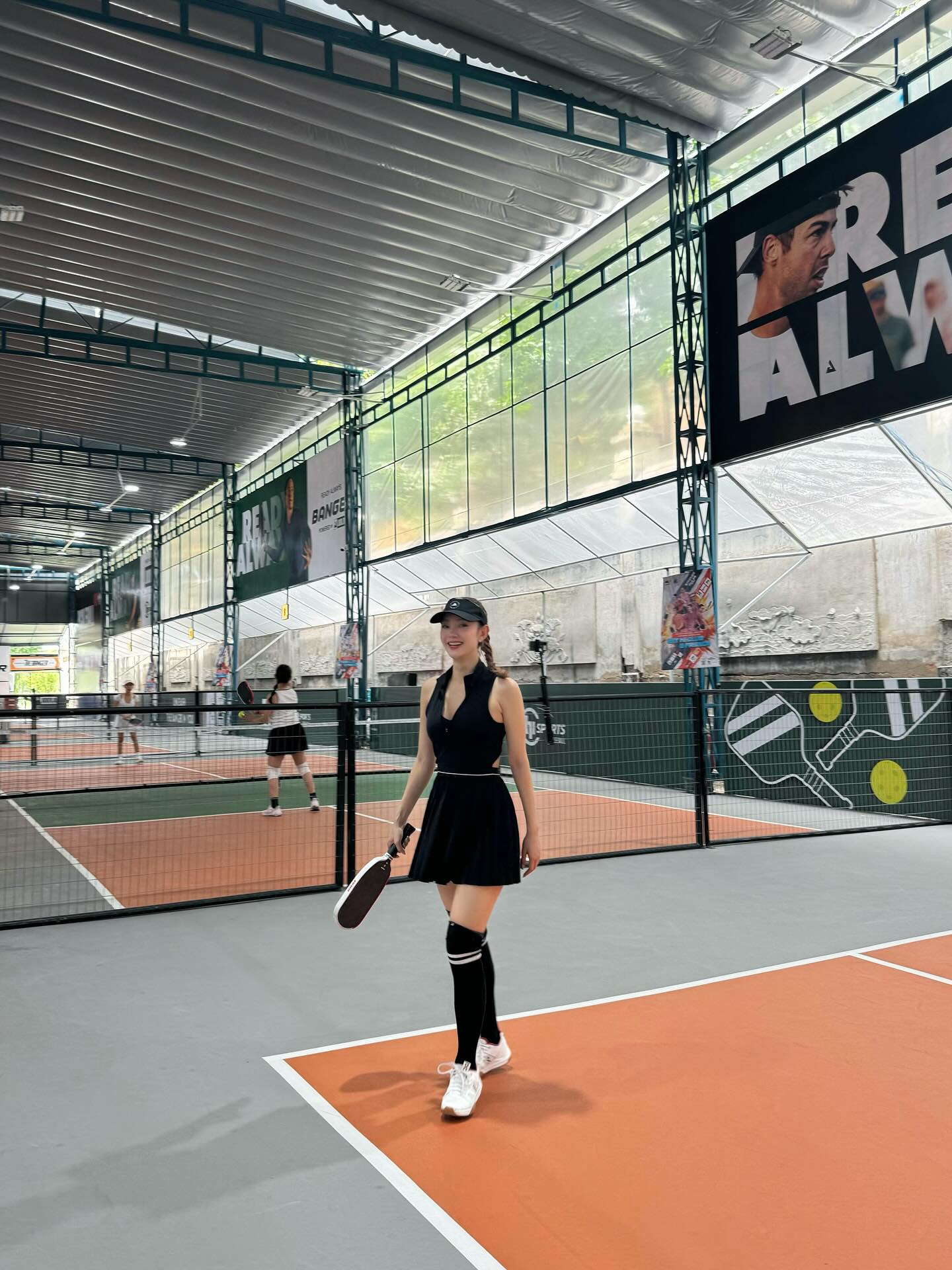 cụm sân pickleball của vợ chồng Minh Hằng còn phản ánh sự lan tỏa mạnh mẽ của bộ môn đang “gây sốt” trong giới trẻ và cộng đồng giải trí Việt Nam.