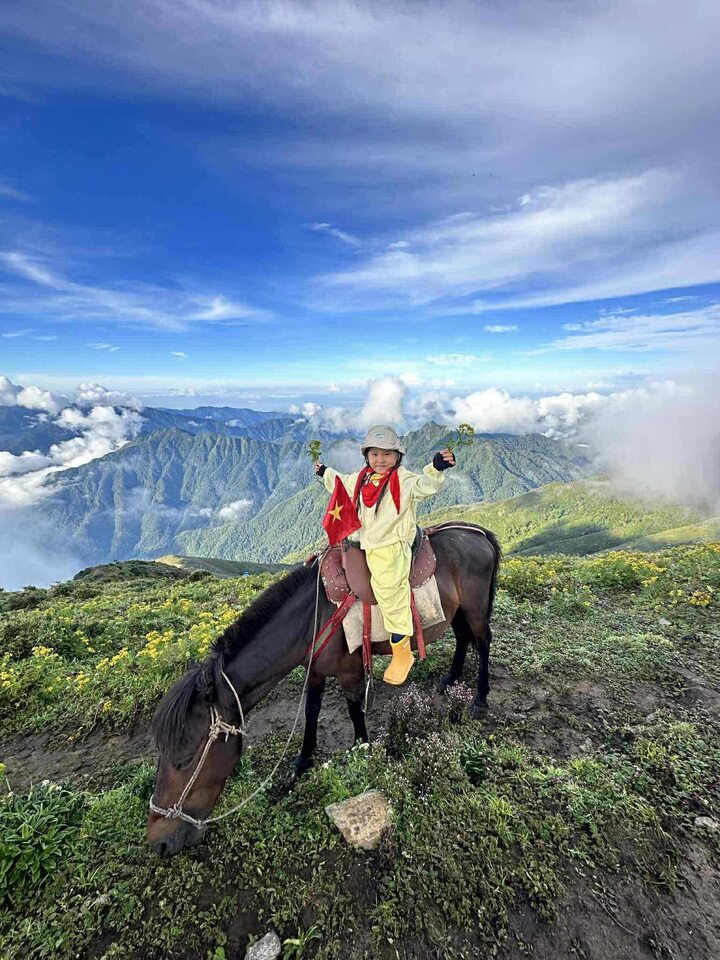 “Em bé vàng trong làng trekking”