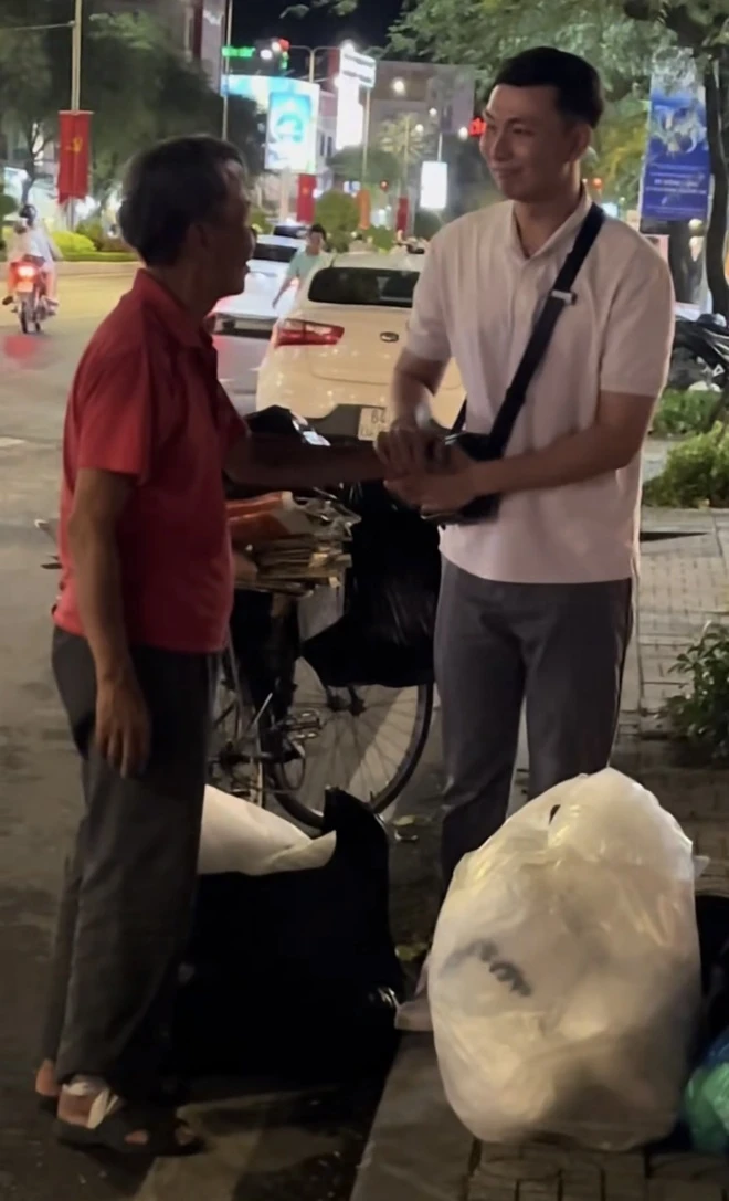 Hình ảnh người thầy già gần 70 tuổi, dáng vẻ gầy gò, cùng vợ nhặt ve chai giữa đêm để mưu sinh khiến anh không khỏi xót xa.