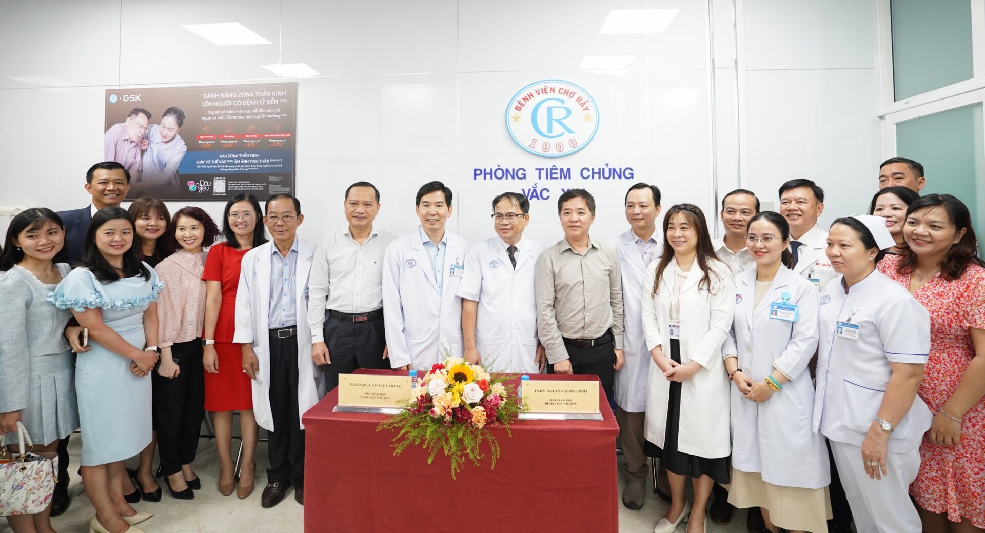 Đội ngũ y bác sĩ và lãnh đạo Bệnh viện Chợ Rẫy tại lễ ra mắt Phòng tiêm chủng vaccine.