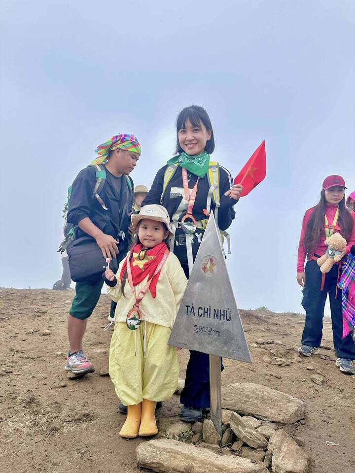 Hành trình leo núi của bé gái 5 tuổi và mẹ ở Lào Cai đã nhanh chóng trở thành tâm điểm chú ý. 