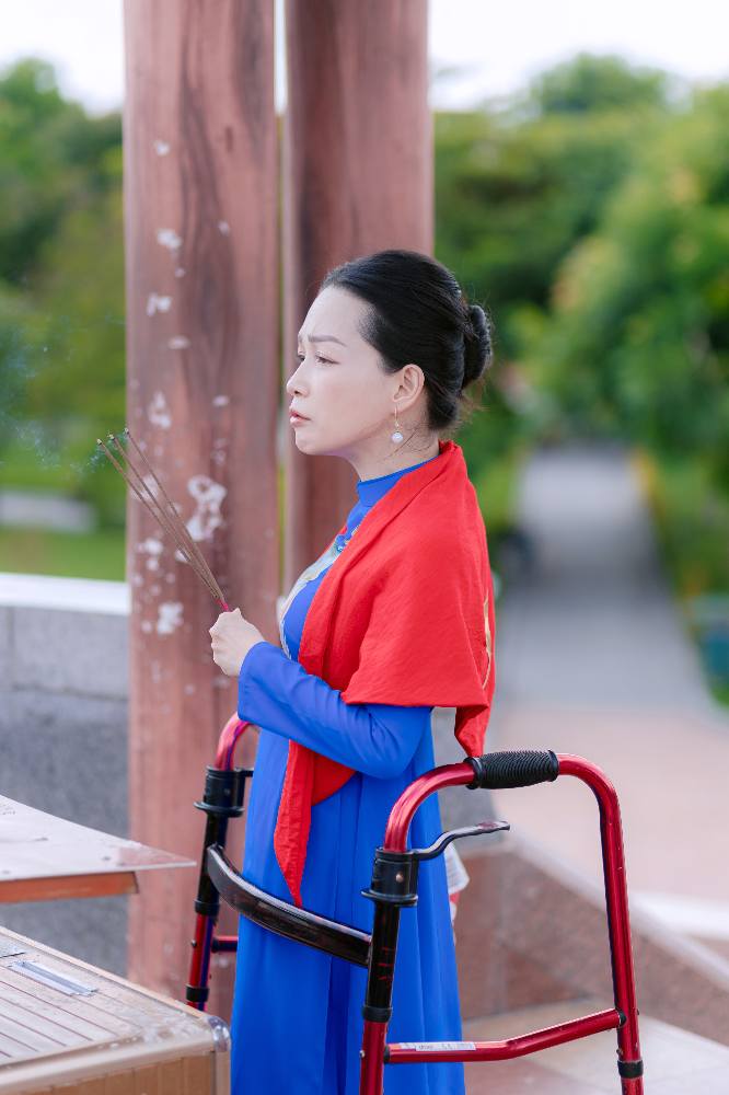 Nhà văn Trần Trà My thắp hương tưởng niệm tại Thành cổ Quảng Trị, gửi lời tri ân đến những anh hùng đã hi sinh.