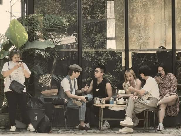 Không ít người cho rằng, chính sự tò mò và nhu cầu “ôn lại” những câu chuyện cũ của cộng đồng mạng đã khiến loạt ảnh một lần nữa bùng nổ.