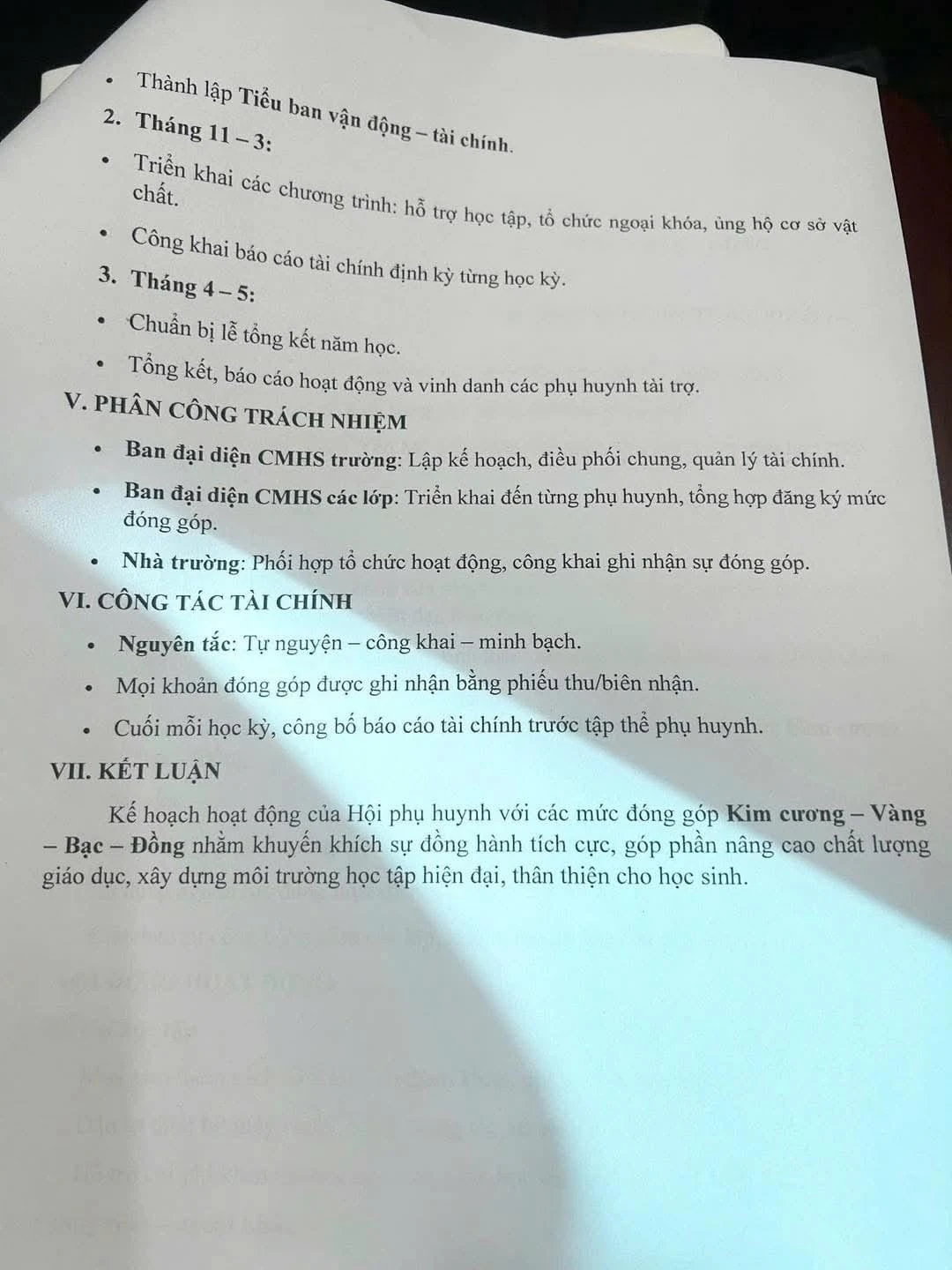 Sự phân chia này khiến nhiều người cho rằng nó biến sự đóng góp tự nguyện thành một “cuộc đua thứ hạng”, tạo khoảng cách vô hình giữa các phụ huynh.
