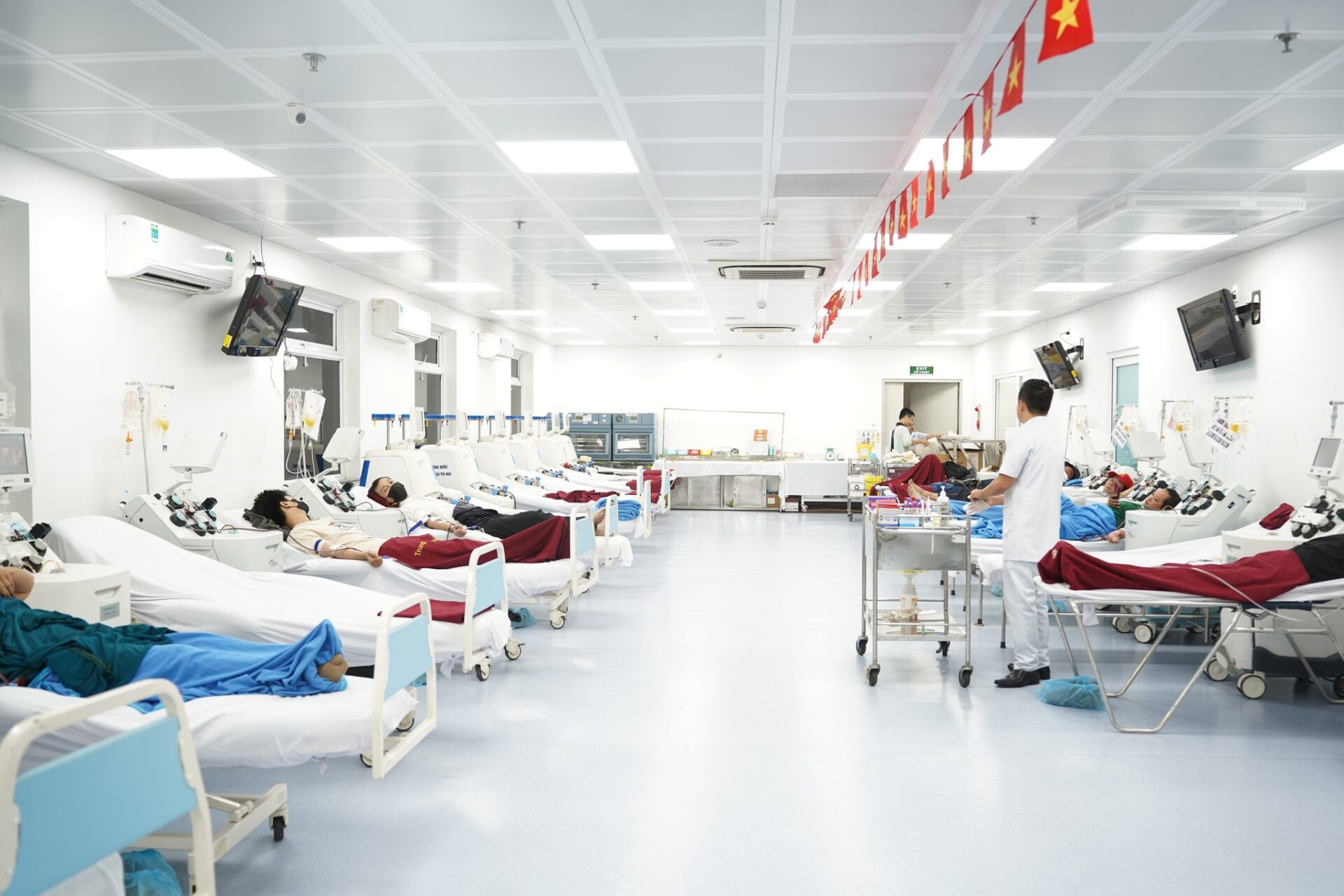 Hình ảnh những người dân, đặc biệt là giới trẻ, chủ động tìm đến bệnh viện hiến máu bất kể ngày thường hay cuối tuần được kỳ vọng sẽ góp phần hình thành một thói quen văn minh, nhân ái trong đời sống đô thị.