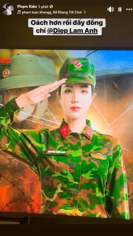 Loạt khoảnh khắc công khai gây chú ý