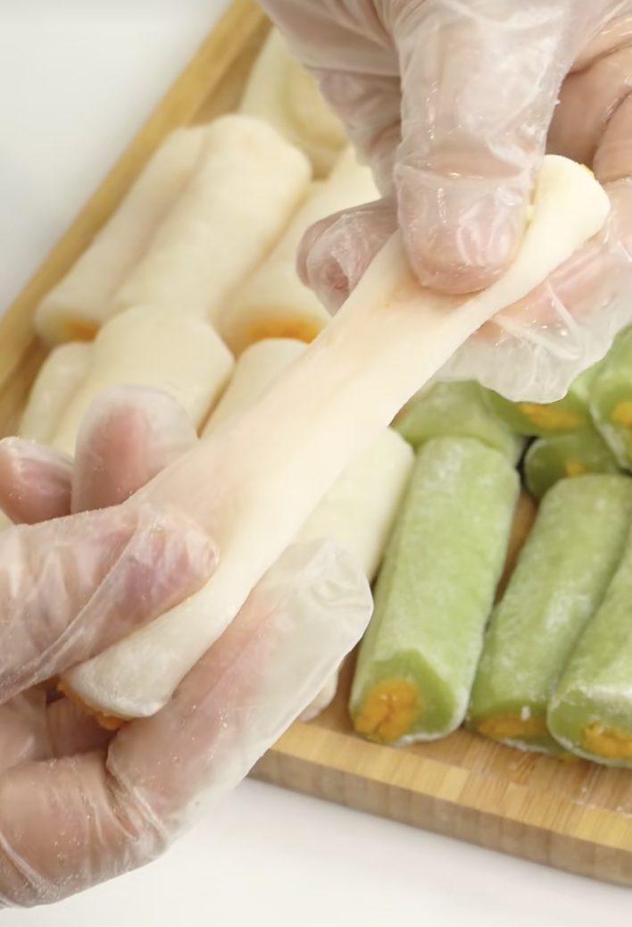 Mặc dù mang diện mạo khác biệt, bánh trung thu lòng se điếu vẫn giữ nguyên hương vị cơ bản của bánh dẻo truyền thống.