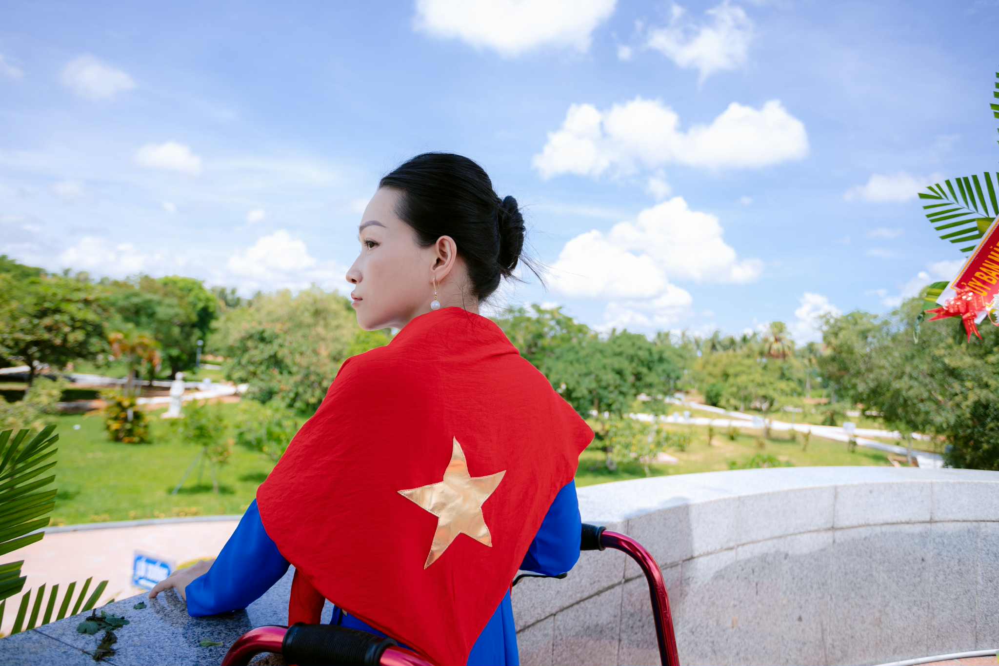 Trần Trà My khoác lá cờ Tổ quốc, lặng nhìn dòng sông Thạch Hãn từ Thành cổ Quảng Trị nơi bao thế hệ ngã xuống vì độc lập.