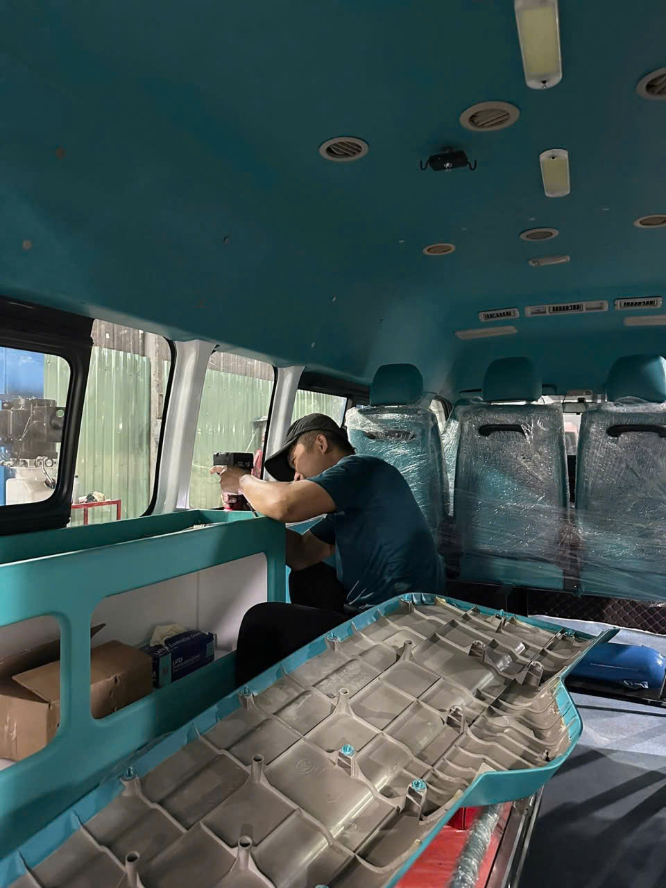 Đội ngũ kỹ thuật viên giàu kinh nghiệm, tỉ mỉ trong từng công đoạn lắp đặt và phục hồi nội thất.