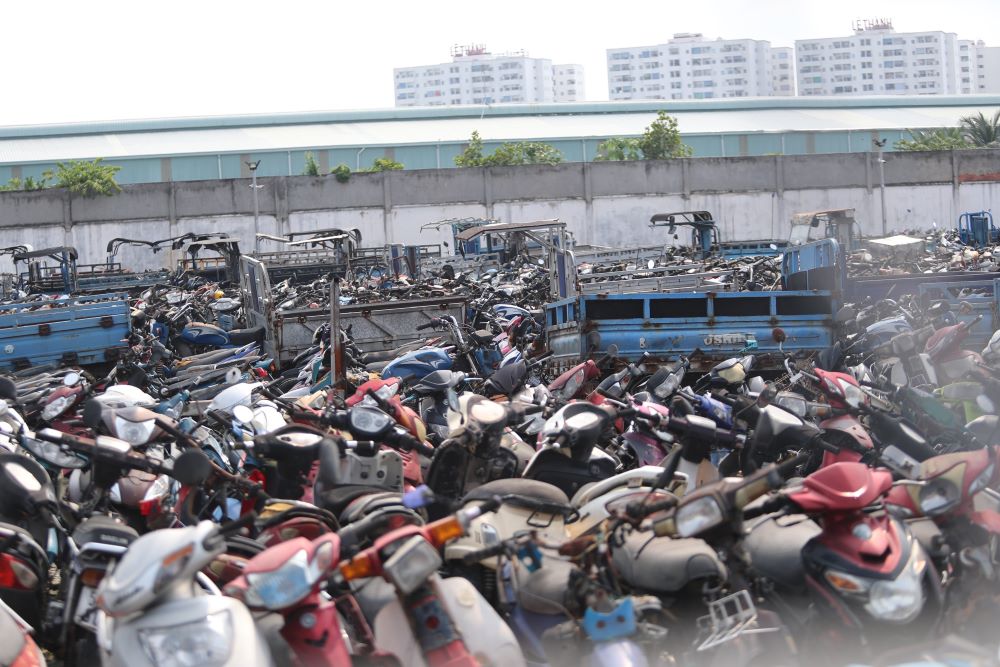 Hàng nghìn phương tiện phủ bụi nhiều năm