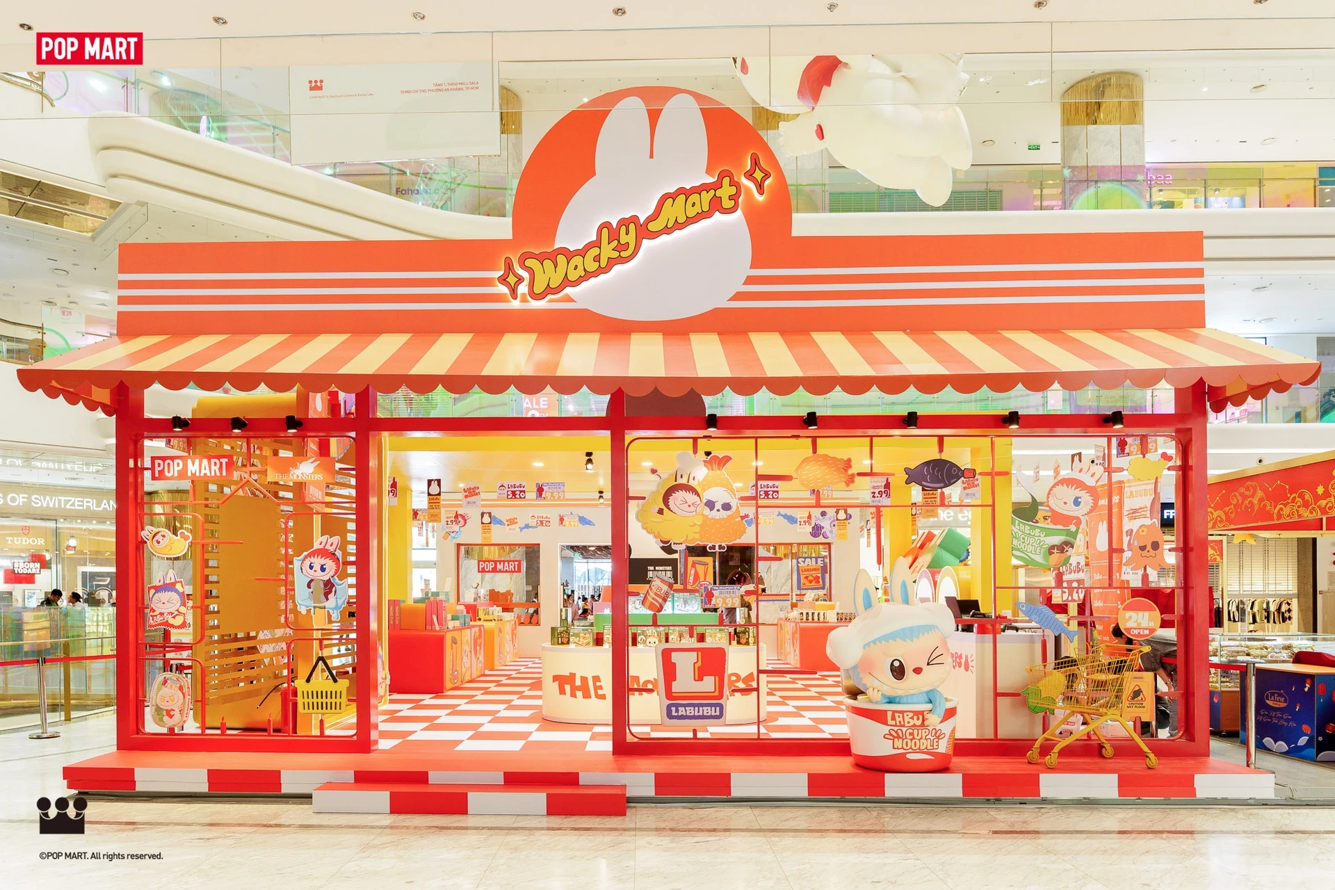 “Siêu thị kỳ quái” hút khách giữa lòng Sài Gòn